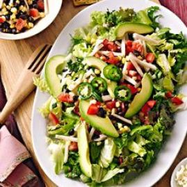 Salade de quinoa, avocat et petits légumes